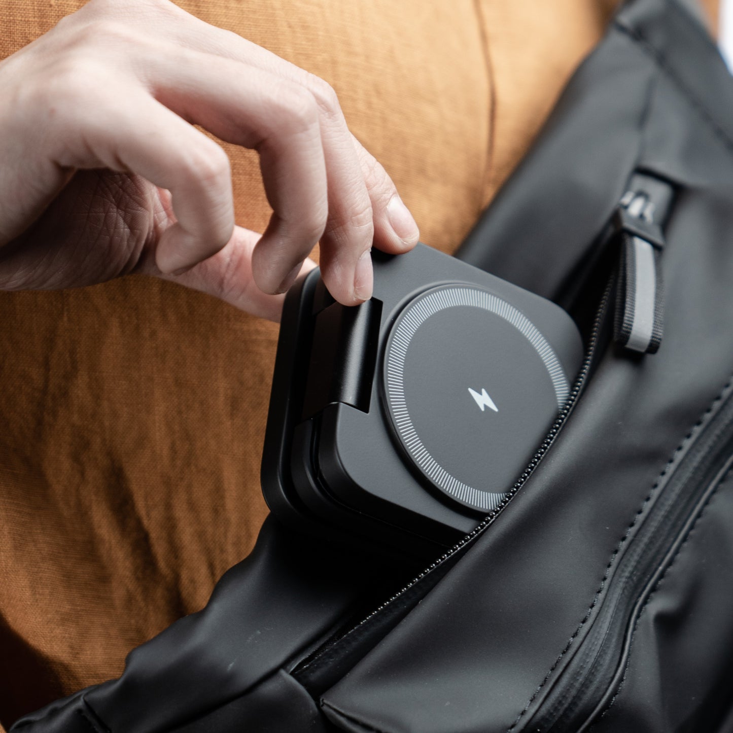 BENKS_JuicePod_3-in-1_Foldable_Charger_Stand pocket size