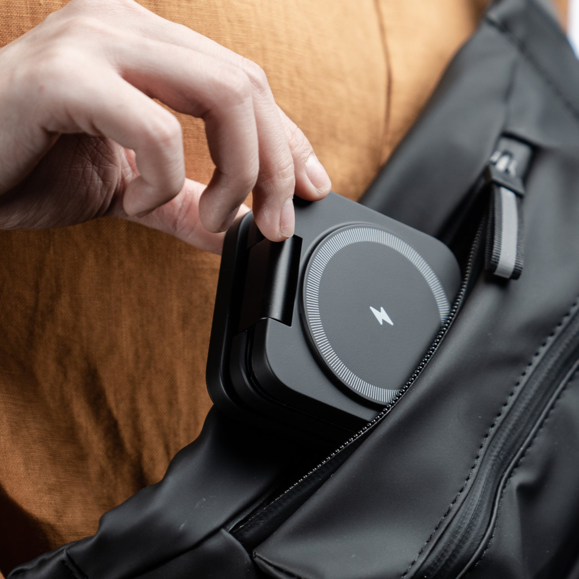 BENKS_JuicePod_3-in-1_Foldable_Charger_Stand pocket size