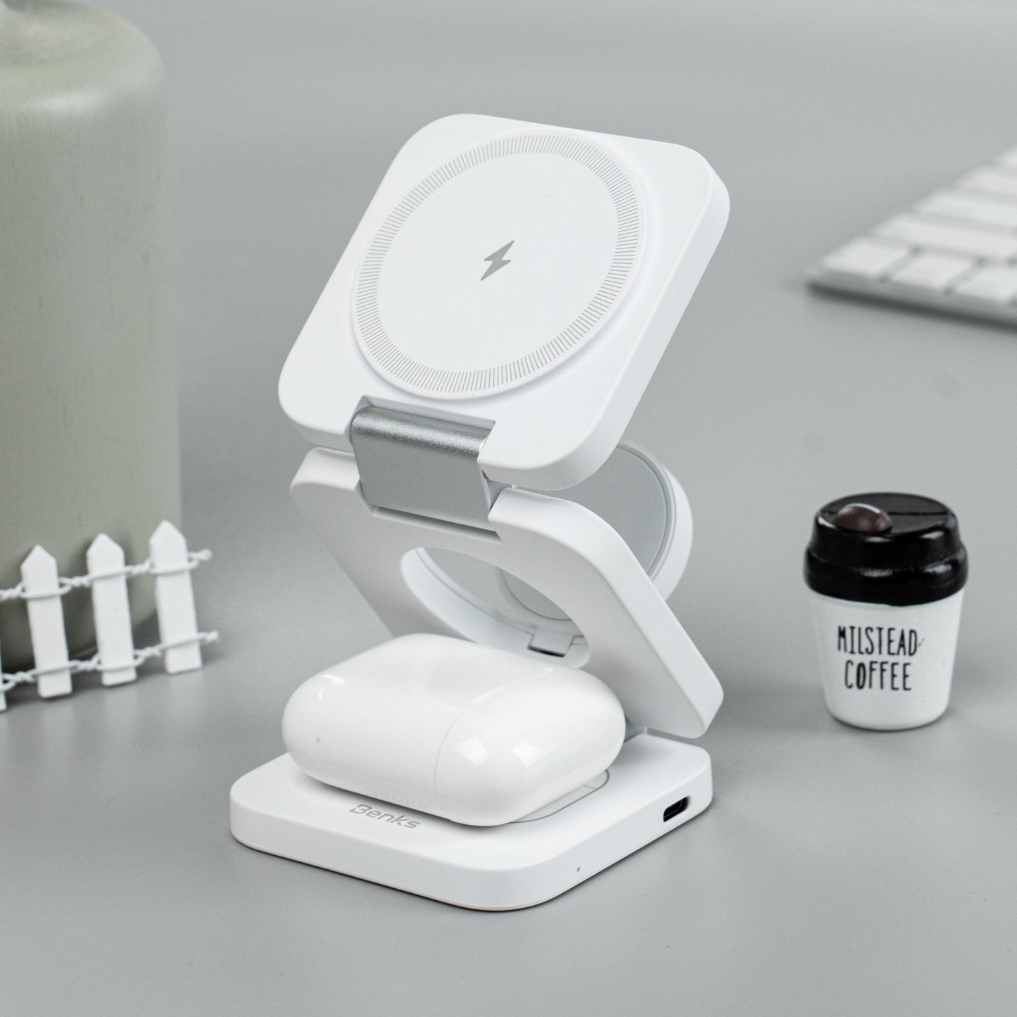 White BENKS JuicePod 3-in-1 Foldable Charger Stand traveller fast charger perfect